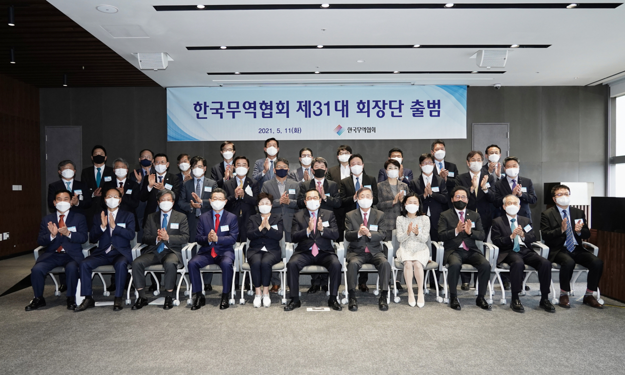 한국무역협회가 11일 삼성동 트레이드타워에서 제31대 회장단의 첫 번째 회의를 개최했다. 이날 회의를 마친 후 회장단 멤버들이 기념사진을 촬영하고 있다. 한영수 한영넉스 회장(맨 앞줄 왼쪽부터), 최명배 엑시콘 회장, 승명호 동화그룹 회장, 오석송 메타바이오메드 회장, 정윤숙 한국여성경제인협회장, 구자열 무역협회장, 박정부 아성그룹 회장, 박혜린 옴니시스템 회장, 노희열 오로라월드 회장, 황철주 주성엔지니어링 회장, 강삼권 벤처기업협회장.