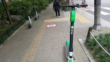 길가에 위치한 공유킥보드[사진=윤호 기자]