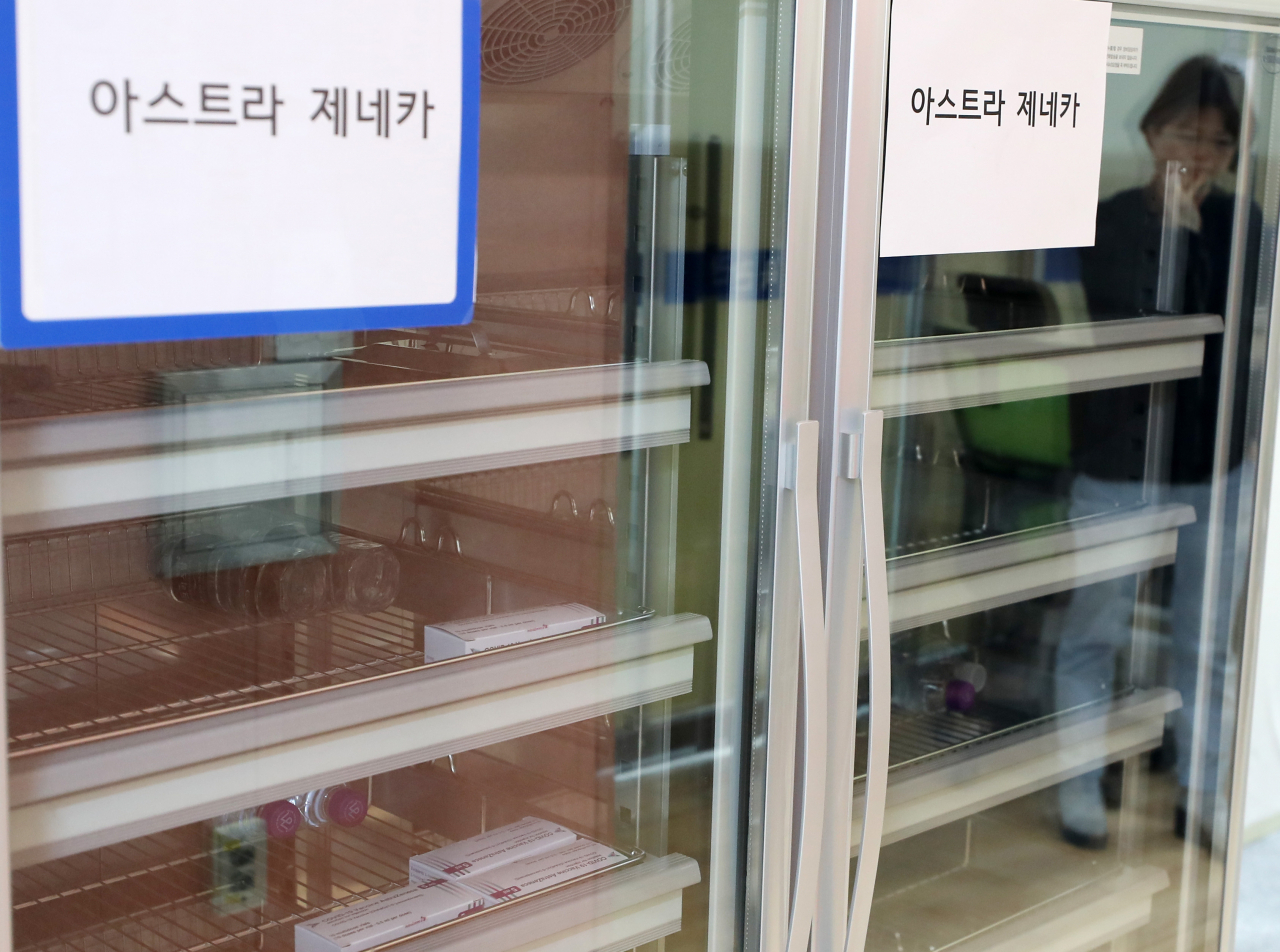 10일 강원 춘천시 봄내체육관에 마련된 코로나19 예방접종센터가 운영을 중단해 백신을 보관하는 냉장고가 비어 있다. 시 보건당국은 다음 주부터 1차 접종을 재개한다고 밝혔다. 연합뉴스