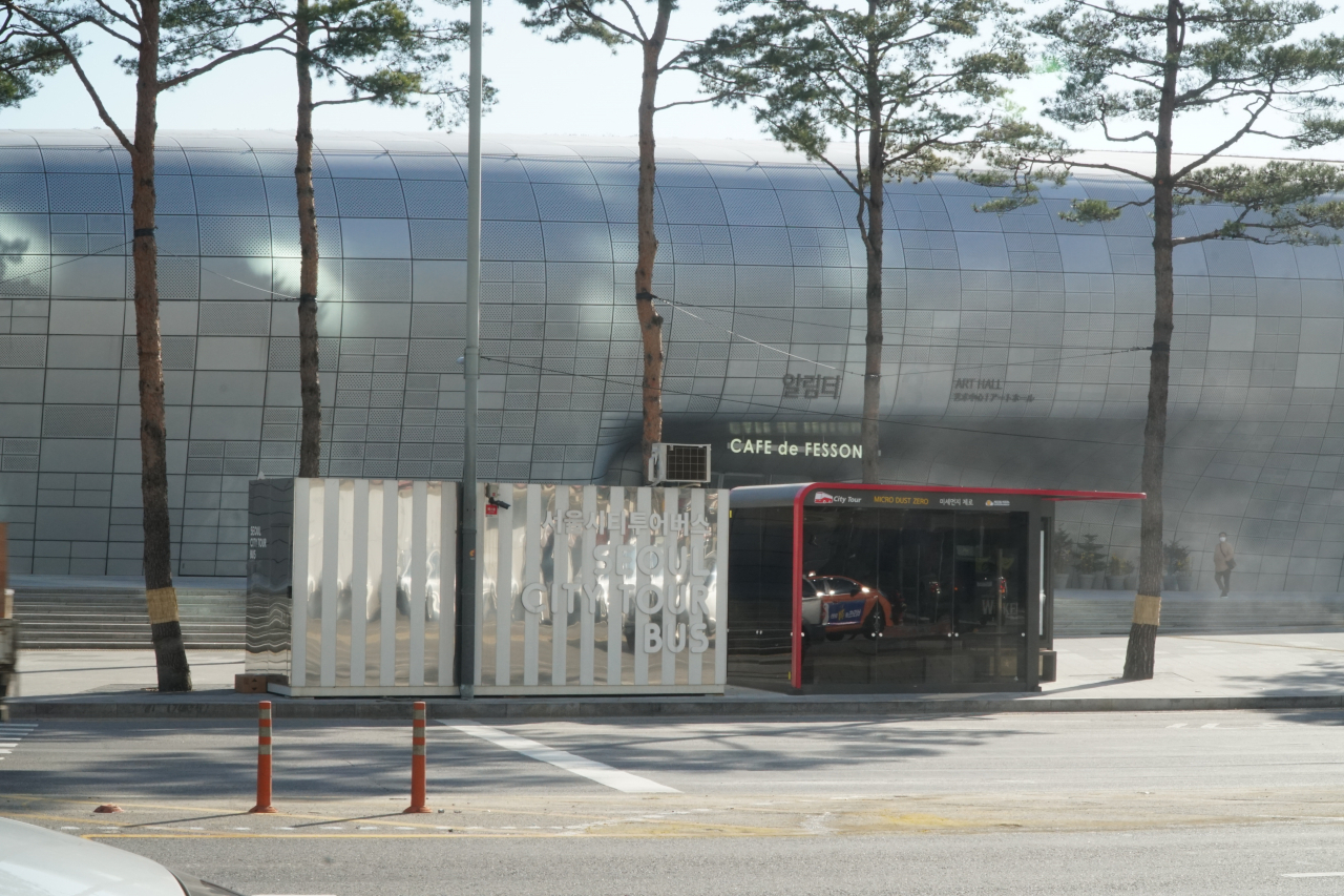 동대문 DDP 앞 미세먼지 제로 버스정류장.[한국건설기술연구원 제공]