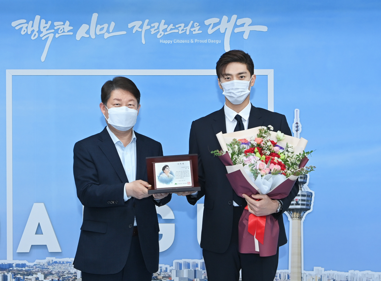 권영진 대구시장이 11일 배우 성훈에게 홍보대사 위촉패를 전달하고 있다.[대구시 제공]