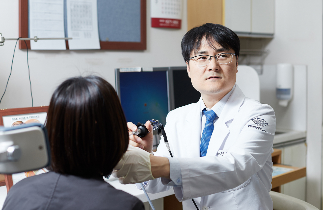 두경부암의 가장 주요한 발생원인은 흡연이다. 흡연자의 경우 비흡연자 비해 두경부암 발병확률이 15배 정도 높다.