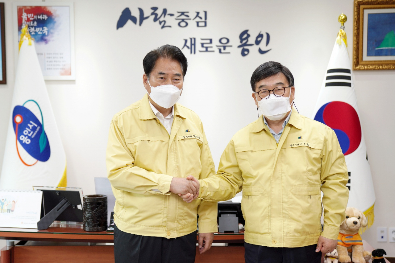 경강선 연장(광주~용인~안성) 철도건설 사업 협력키로 한 신동헌 광주시장(오른쪽)과 백군기 용인시장, [광주시]