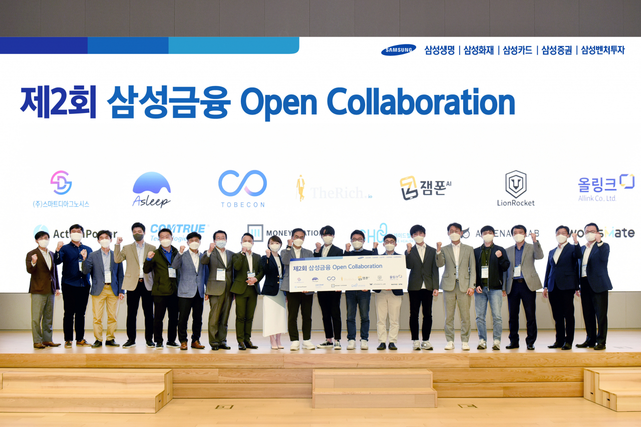 삼성 금융 4개사와 삼성벤처투자는 11일 서울 서초구 삼성금융캠퍼스에서 ‘제2회 삼성금융 오픈 컬래버레이션’ 본선에 진출한 13개 스타트업 CEO들에게 시상을 하고 있다. [삼성생명 제공]