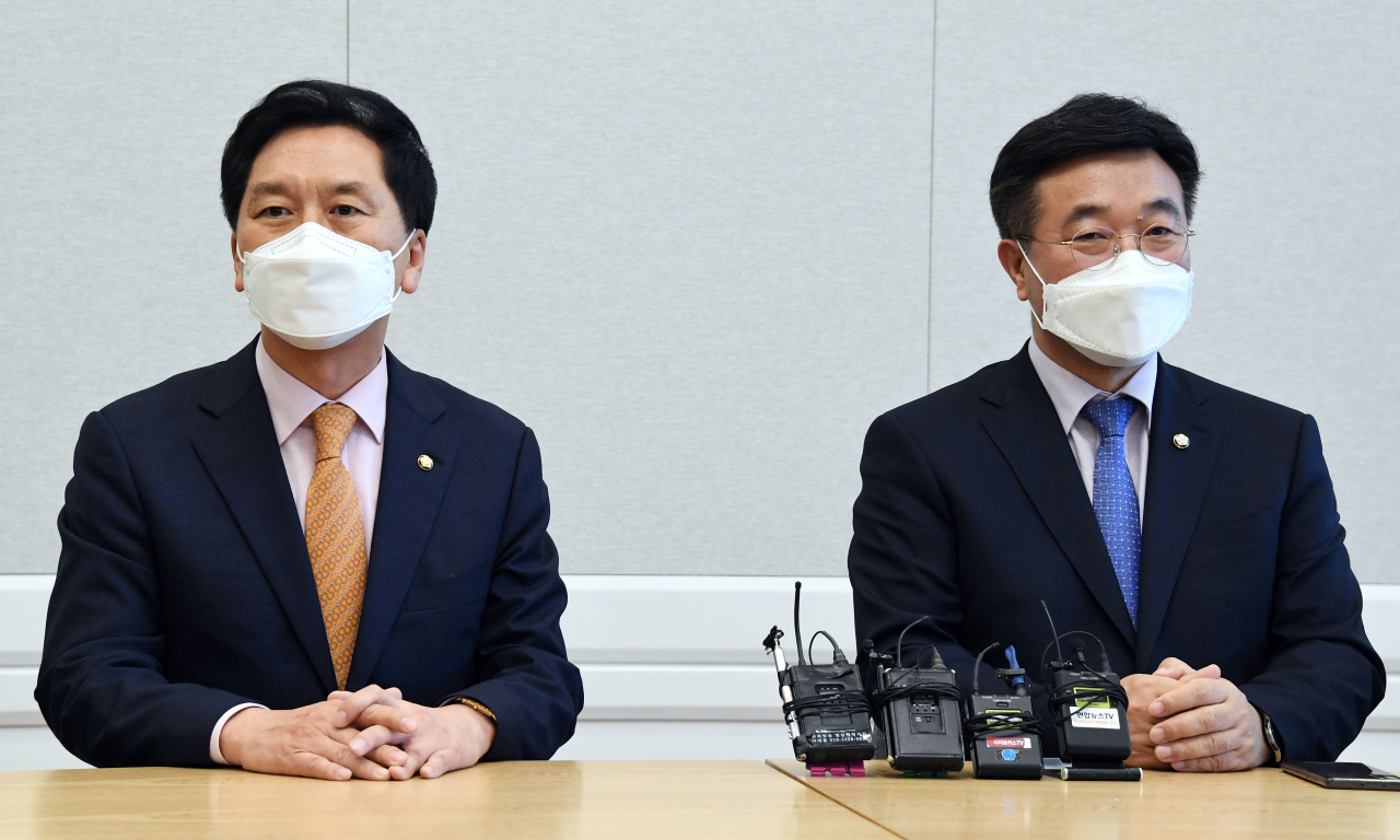 윤호중 더불어민주당 원내대표(오른쪽)와 김기현 국민의힘 대표 권한대행 겸 원내대표가 지난 11일 오후 서울 여의도 국회에서 국무총리 후보자 인준안 처리 등의 현안을 논의하기 위해 회동하고 있다. [연합]