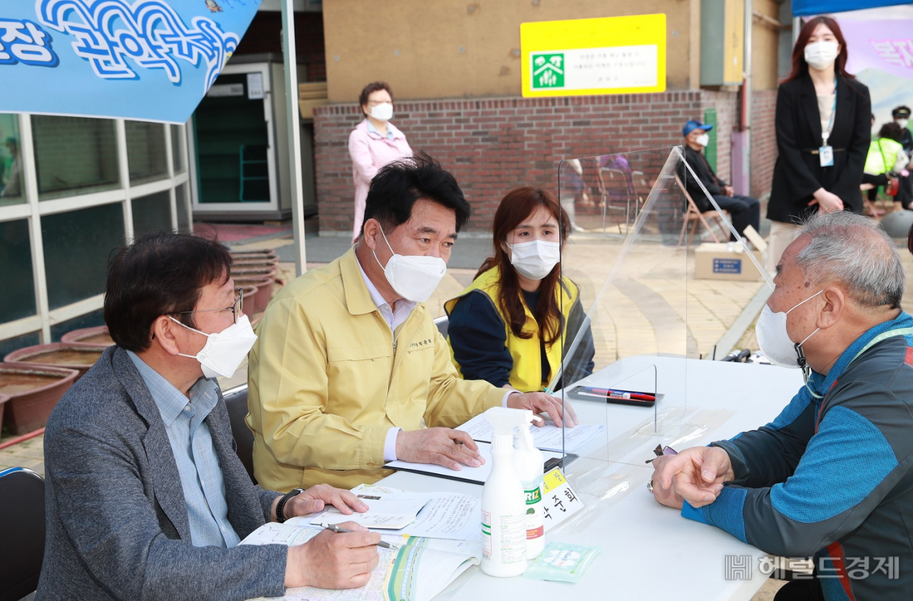 박준희 관악구청장이 지난 11일 조원동에서 열린 현장 관악청에서 어르신의 애로 사항을 듣고 있다. [관악구 제공]