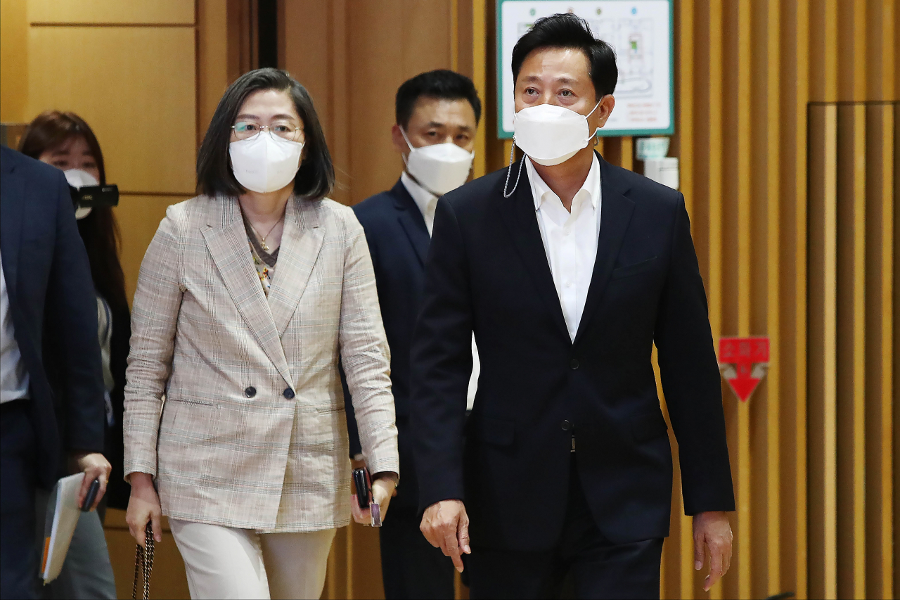 오세훈 서울시장(오른쪽)과 이수정 경기대학교 범죄심리학과 교수가 11일 오후 서울시청 다목적홀에서 열린 2021년 상반기 성인지·성적 괴롭힘 등 폭력예방 특별교육에 참석하고 있다. 연합뉴스