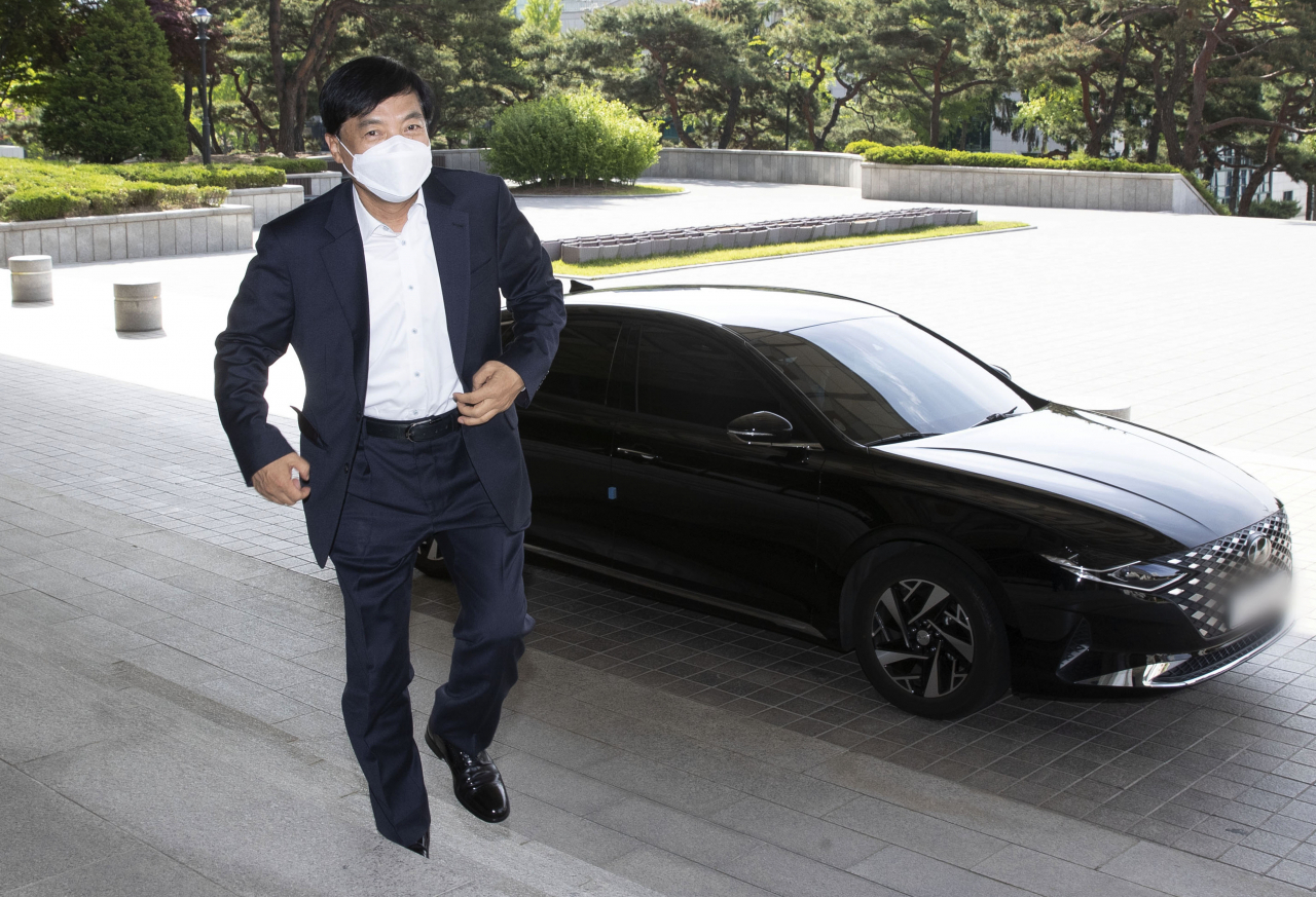 이성윤 서울중앙지검장이 지난 11일 오전 서초구 서울중앙지검으로 출근하는 모습. [연합]
