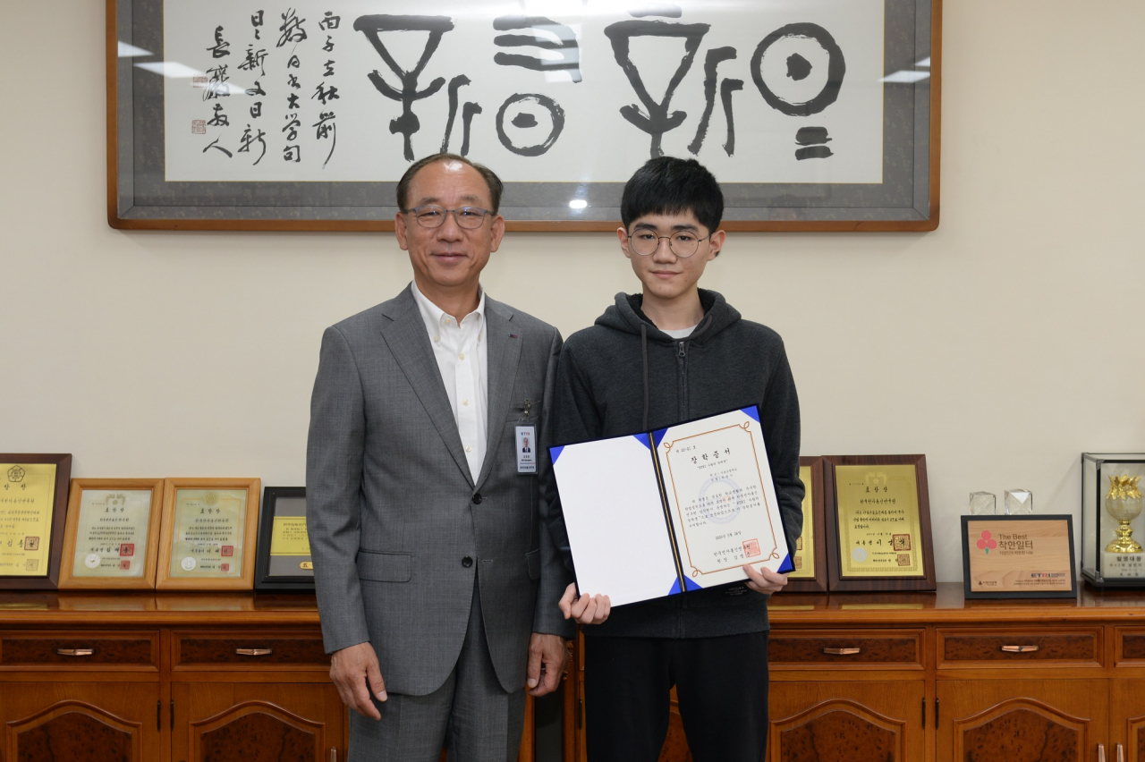 2020년도 사랑의 장학금 전달식에서 ETRI 연구원들이 모금한 장학금 및 장학증서를 전달하는 모습. 왼쪽부터 김명준 ETRI 원장, 하관기 학생.[ETRI 제공]