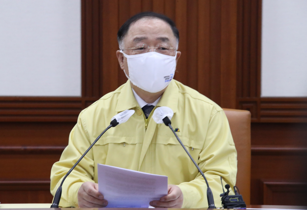 홍남기 국무총리 직무대행이 12일 정부서울청사에서 열린 코로나19 대응 중앙재난안전대책본부회의를 주재하고 있다. [연합]