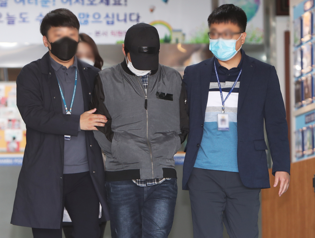 두 살짜리 입양 아동을 학대해 의식불명 상태에 빠뜨려 아동학대 범죄의 처벌 등에 관한 특례법상 중상해 혐의로 구속영장이 청구된 양부 A씨가 지난 11일 오후 구속 전 피의자 심문(영장실질심사)에 출석하기 위해 경기 수원남부경찰서 유치장에서 나오고 있다. [연합]
