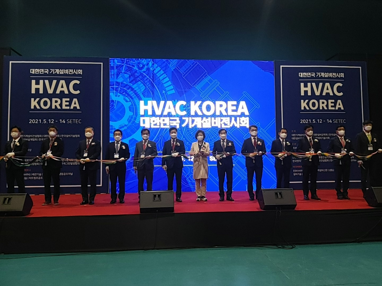 2021 대한민국 기계설비전시회가 열린 가운데, 정달홍 대한기계설비단체총연합회 회장 등 참석자들이 테이프 커팅을 하고 있다.