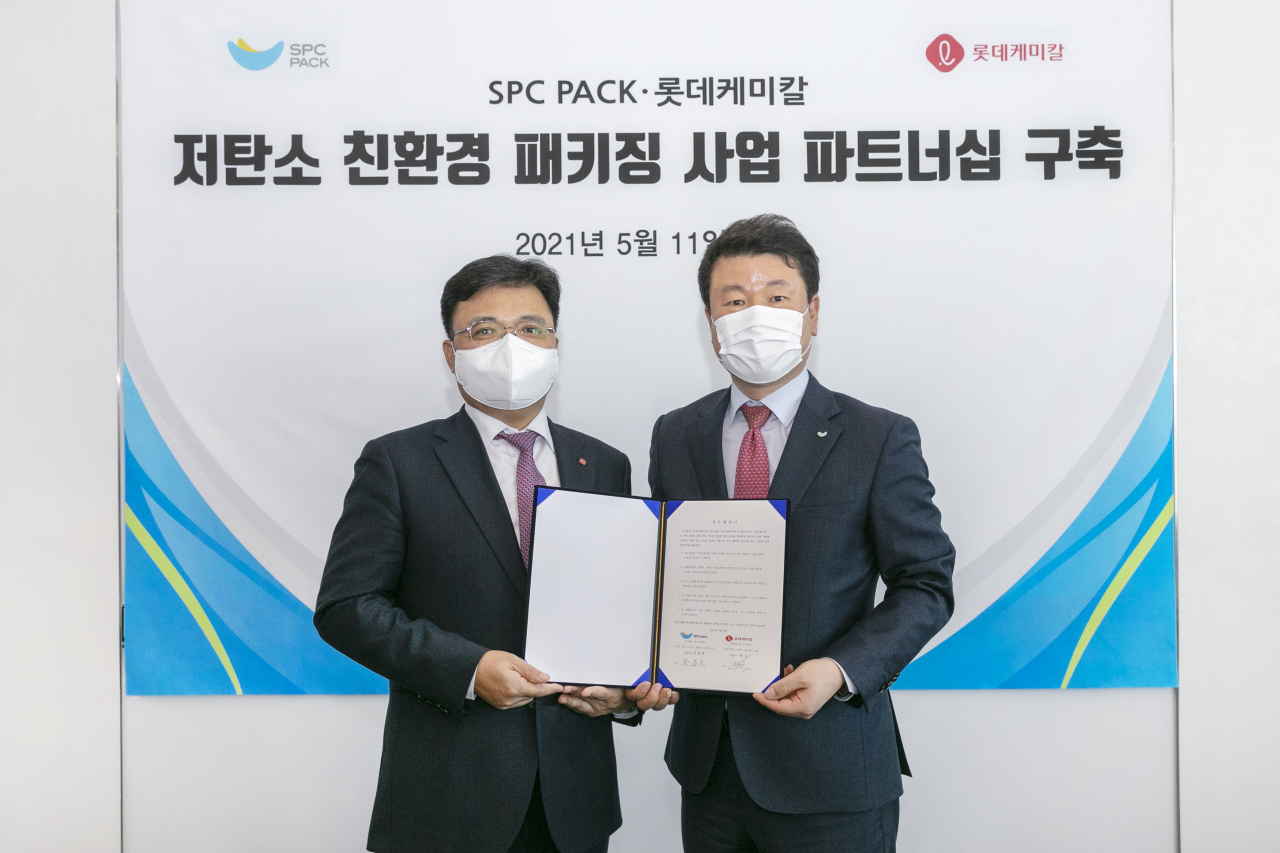 11일 서울 잠실 롯데월드타워에서 열린 협약식에서 롯데케미칼 기초소재사업 황진구 대표(왼쪽)와 SPC팩 김창대 대표가 기념사진을 촬영하고 있다. [롯데케미칼 제공]