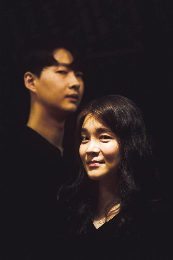 ‘포미니츠’에서의 음악은 다른 뮤지컬보다 더 특별하다. 음악은 또 하나의 주연 배우이자 그의 스토리를 온전히 담아낸 드라마다. 피아노 연주는 주인공의 감정과 심리 상태를 대변하고, 120분을 휘감는 음악들은 작품의 기승전결을 보여준다. ‘포미니츠’의 조재철(위) 피아니스트와 박재현 음악감독. 박해묵 기자