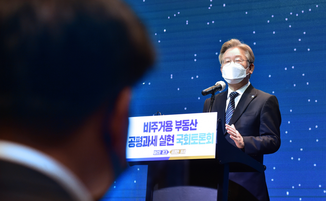 이재명 경기지사가 12일 서울 여의도 글래드호텔에서 열린 경기도 비주거용 부동산 공평과세 실현 국회 토론회에서 환영사를 하고 있다. [국회사진기자단]