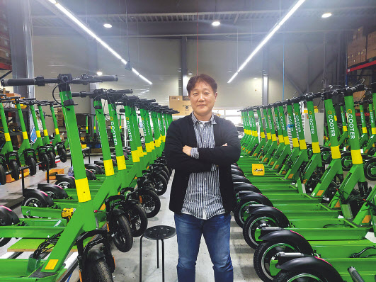 최효석 유테크 대표가 공유 전동 킥보드 모델인 지바이크의 ‘지쿠터-K’에 대해 설명하고 있다. 유재훈 기자