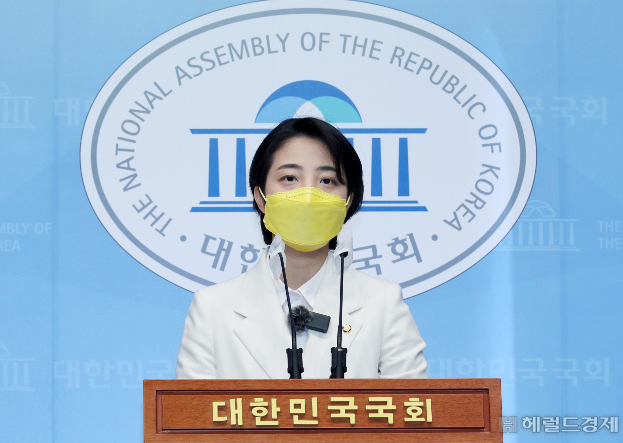 류호정 정의당 의원이 12일 오전 서울 여의도 국회 소통관에서 기자회견을 열어 가수 정준영 사건의 피해자가 게시한 청와대 국민청원을 알리며 동참을 촉구하고 있다. [이상섭 기자/babtong@]