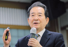 정세균 전 국무총리가 12일 오전 서울 중구 한국프레스센터에서 ‘대한민국을 생각하는 호남미래 포럼’ 회원들을 대상으로 특별강연을 하고 있다. [연합]