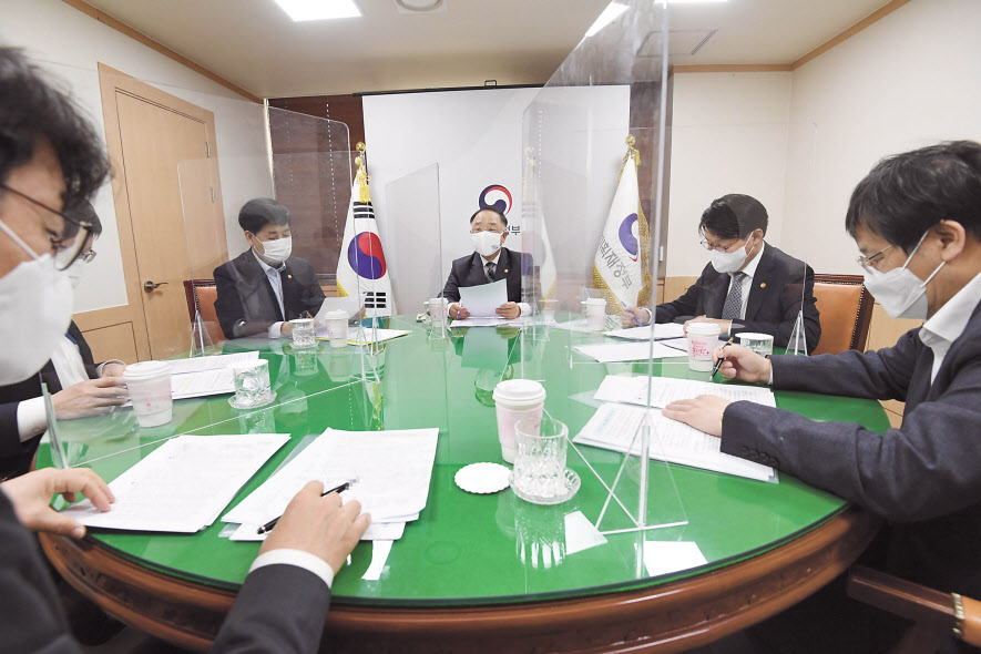 홍남기 부총리 겸 기획재정부 장관이 12일 서울 광화문 정부서울청사에서 고용동향과 관련한 관계장관회의(녹실회의)를 주재하고 있다. [기획재정부 제공]