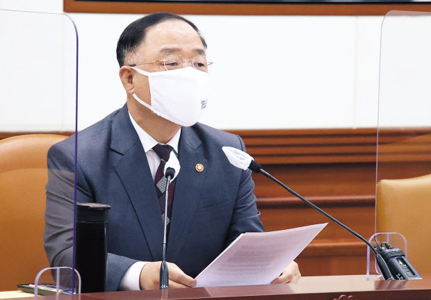 국제신용평가사 스탠더드앤푸어스(S&P)에 이어 무디스가 12일 우리나라의 국가신용등급을 종전에 부였던 역대 최고 수준을 유지한다고 밝혔다. 사진은 홍남기 국무총리 직무대행이 지난 7일 정부서울청사에서 열린 코로나19 백신·치료제 상황점검회의를 주재하고 있는 모습. [연합]