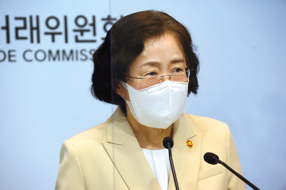 문재인 정부가 설치한 임시조직인 공정거래위원회 기업집단국이 정규조직화 됐다. 일감 몰아주기 등 부당 내부거래 감시망이 더 촘촘해질 전망이다.조성욱 공정위원장은 지난 11일 정부세종청사에서 열린 기자간담회에서 “어제 행정안전부로부터 기업집단국이 정규조직으로 확정되었다는 정식 통보를 받았다”며 이같이 밝혔다. [공정거래위원회 제공]
