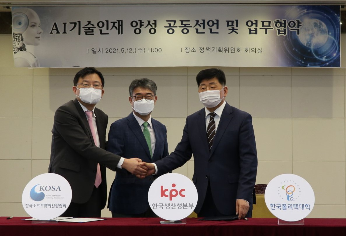한국폴리텍대학, 생산성본부, SW산업협회는 12일 서울정부청사에서 AI기술(AI+x)인재 양성을 위한 업무협약식을 개최했다. 사진 왼쪽부터 조준희 소프트웨어협회 회장, 안완기 한국생산성본부 회장, 조재희 한국폴리텍대학 이사장. [한국폴리텍대학 제공]