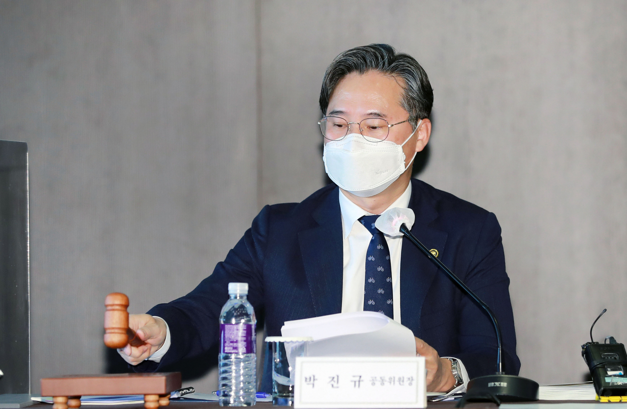박진규 산업통상자원부 차관이 12일 서울 플라자호텔에서 열린 제30차 사업재편계획 심의위원회에 참석,20개사의 사업재편을 승인하고 있다. [산업통상자원부 제공]
