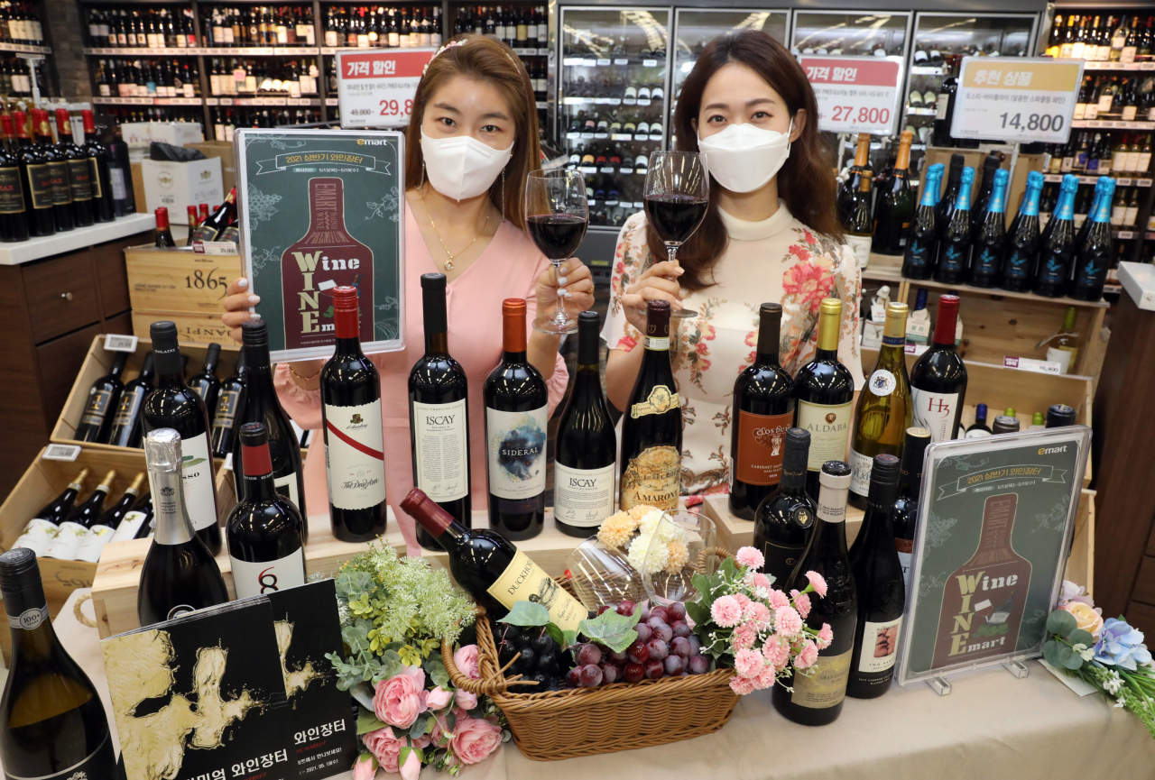 이마트가 올해 상반기 ‘와인장터’ 행사를 역대 최대 규모로 연다.[이마트 제공]