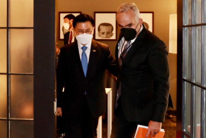 Former South Korean Prime Minister Hwang Kyo-ahn (left) sees off White House policy coordinator for the Indo-Pacific Kurt Campbell after their meeting at a Washington hotel on Tuesday. (Yonhap)