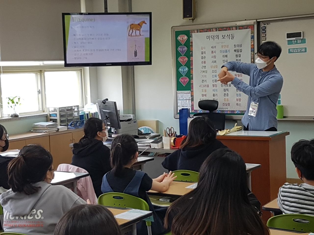 한국마사회 부산경남지역본부 수의사들의 ‘찾아가는 전문직업인체험’ 강연 모습. [마사회 제공]