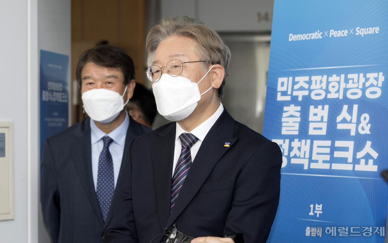 [사진=국회사진기자단] [헤럴드경제=이상섭 기자] 지난 12일 오전 서울 상암동에 위치한 서울미디어대학원대학교 상암연구센터에서 열린 민주평화광장 출범식&정책토크쇼에 이재명 경기도지사가 참석해 인사말을 한 뒤 기자들과 일문일답을 하고 있다. babtong@heraldcorp.com
