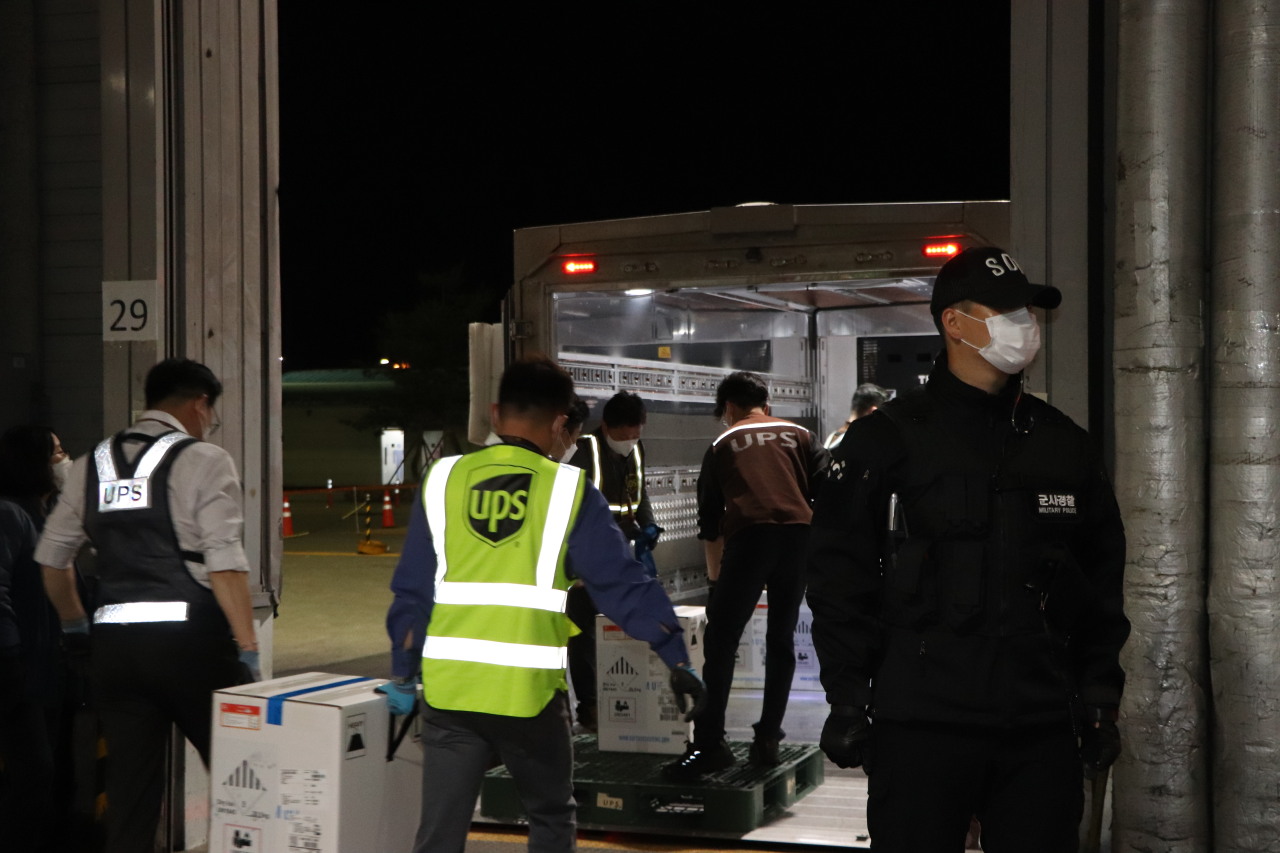 438,000 doses of the Pfizer COVID-19 vaccine have arrived in South Korea on Wednesday. (Yonhap)