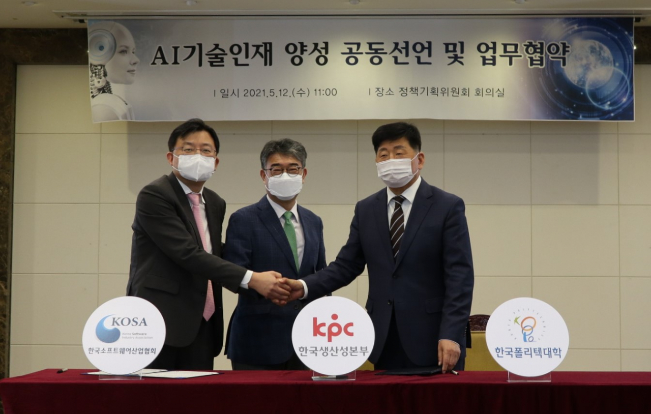 (왼쪽부터)조준희 한국소프트웨어산업협회 회장과 안완기 한국생산성본부 회장, 조재희 한국폴리텍대학 이사장이 12일 AI 기술인재 양성을 위한 업무협약을 체결하고 포즈를 취하고 있다.[한국생산성본부 제공]