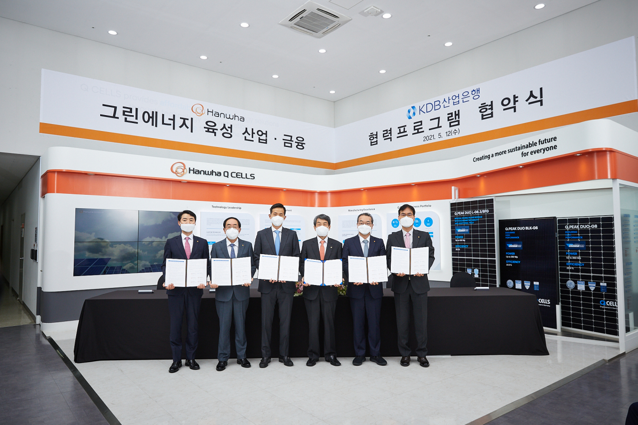 한화그룹은 12일 한화솔루션 큐셀부문 진천공장에서 산업은행과 ‘그린에너지 육성 산업·금융 협력프로그램’ 협약을 체결했다. 왼쪽부터 한화종합화학 박승덕 대표, 한화건설 최광호 대표, 한화솔루션 김동관 대표, 산업은행 이동걸 회장, 한화에너지 정인섭 대표, 한화파워시스템 조현수 대표. [한화그룹 제공]