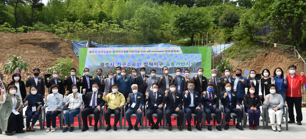 12일 광주시 소공인 집적지구 부지에서 진행한 Kick Off Ceremony(현장설명회)에서 신동헌 광주시장(전열왼쪽6번째), 유승경 경과원 원장(전열오른쪽7번째) 등 관계자들이 기념촬영을 하고 있다.[경과원 제공]