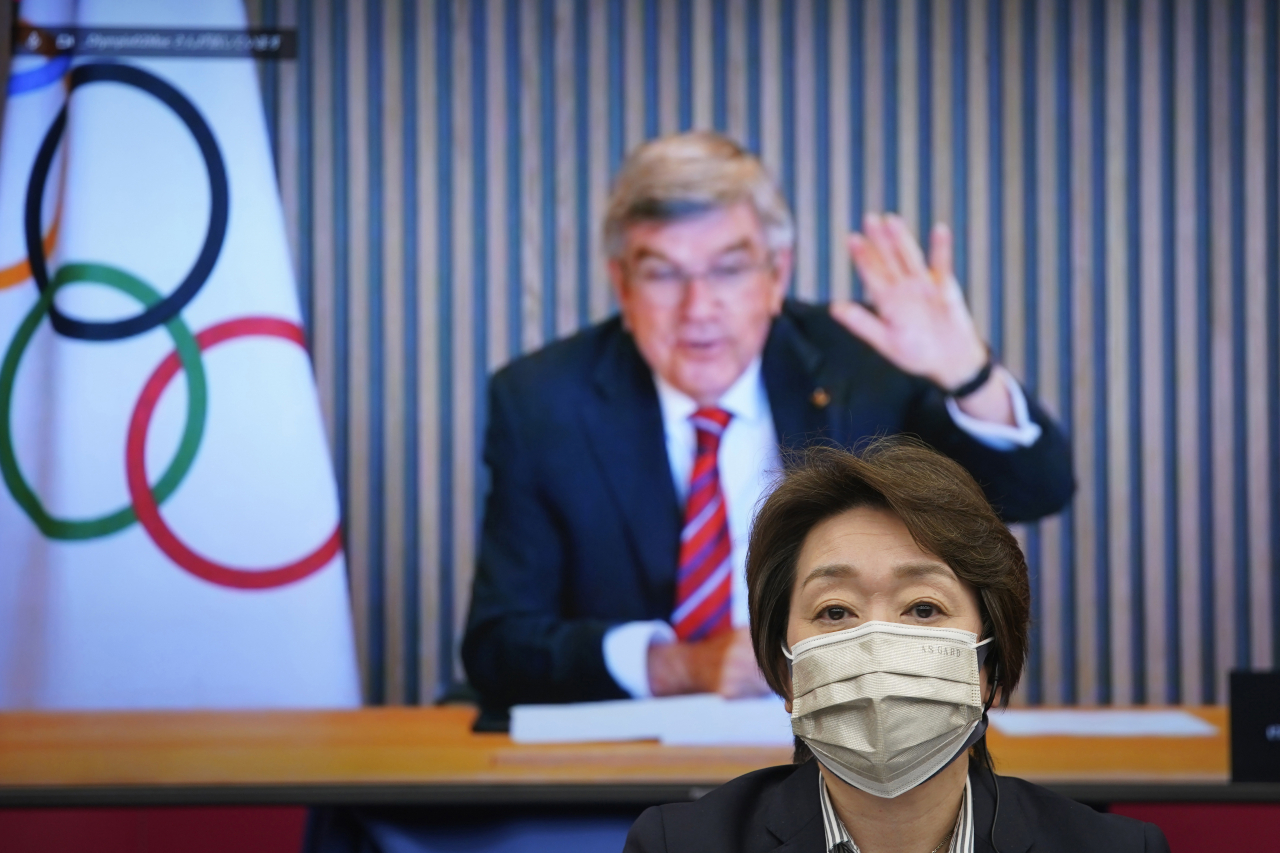 국제올림픽위원회(IOC)가 12일(현지시간) 도쿄 올림픽이 일단 열리면 올림픽 개최에 대한 부정적 여론이 바뀔 것이라며 강행 의지를 시사했다. 사진은 토마스 바흐 IOC 위원장과 하시모토 세이코 일본 올림픽조직위원장이 화상 회의하는 장면.[AP]