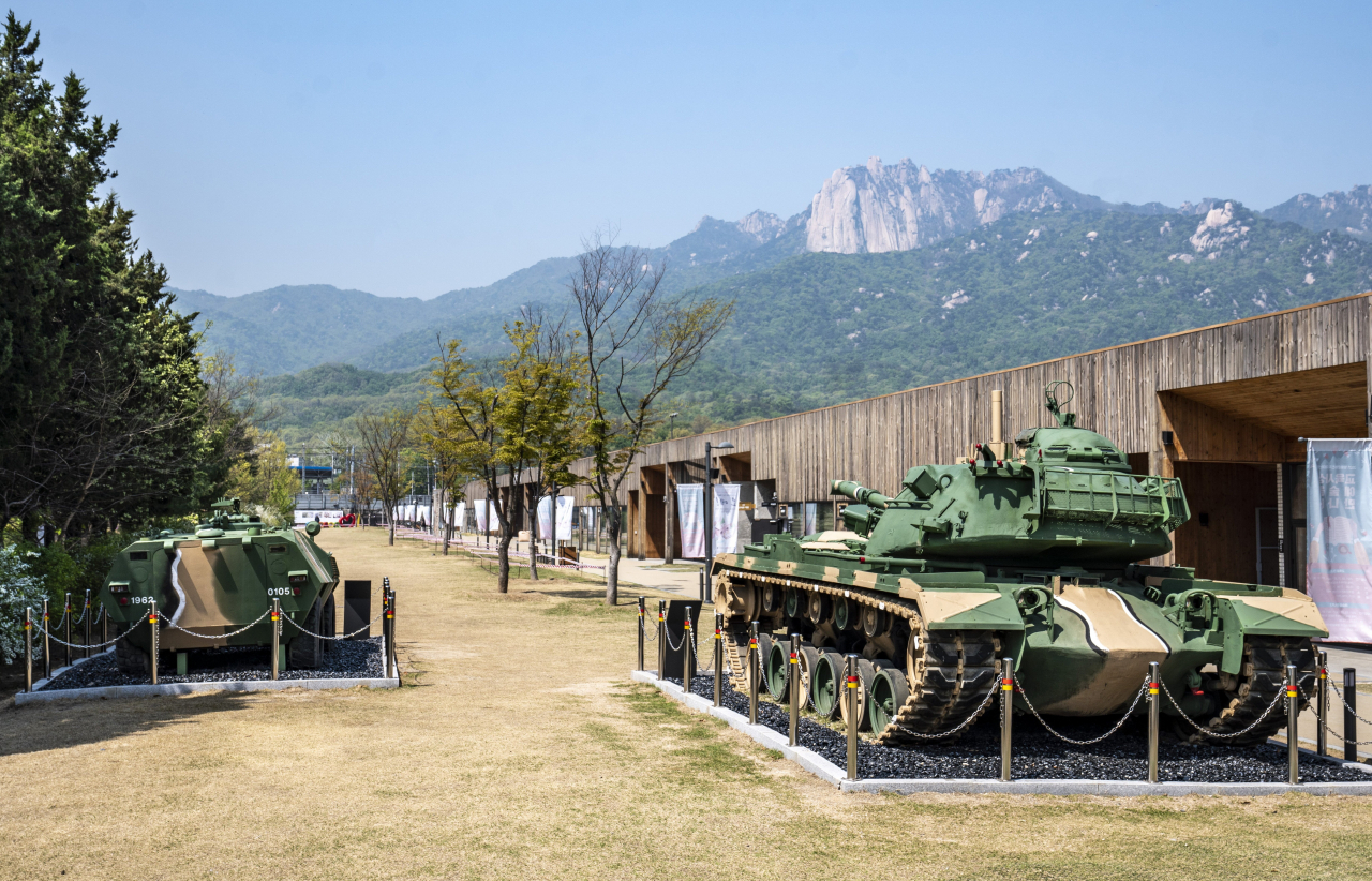 평화문화진지 뒷편에 인수봉이 보인다.