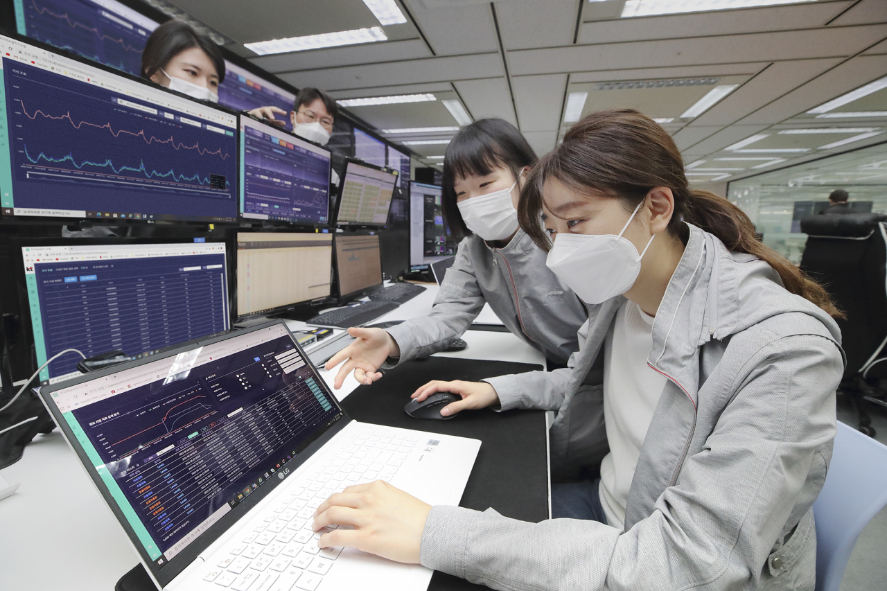 KT는 인공지능 기반의 ‘미디어 플랫폼 AI 관제 시스템’을 국내 최초로 상용화했다고 13일 밝혔다. 사진은 서울 영등포구 KT미디어센터에서 연구원들이 미디어 플랫폼을 관제하는 모습 [KT 제공]