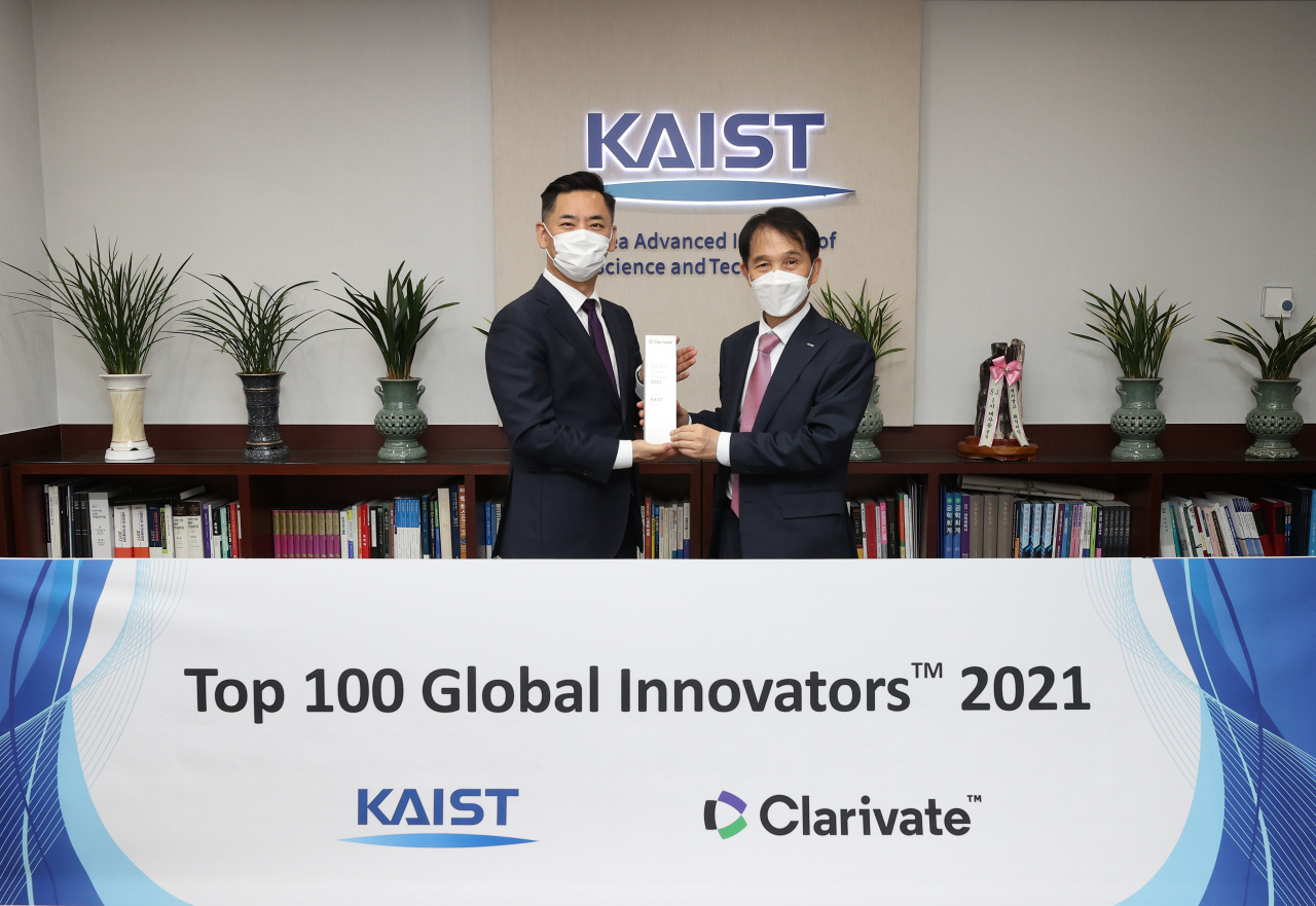12일 KAIST 대전 본원에서 안성식(왼쪽) 클래리베이트 코리아 대표가 이광형 총장에게 글로벌 100대 혁신기업 트로피를 전달하고 있다.[KAIST 제공]