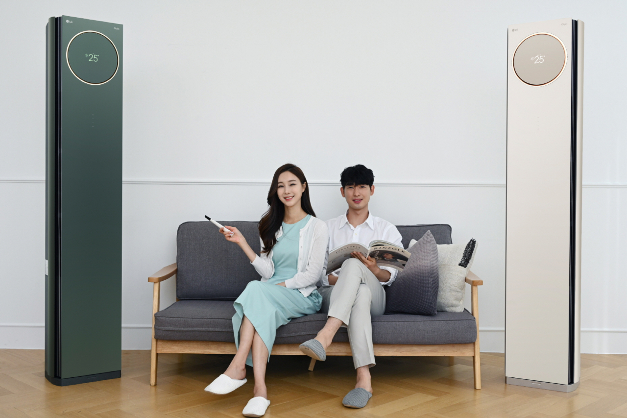LG전자 모델들이 오브제컬렉션 색상이 적용된 LG 휘센 타워 에어컨을 소개하고 있다.[제공=LG전자]