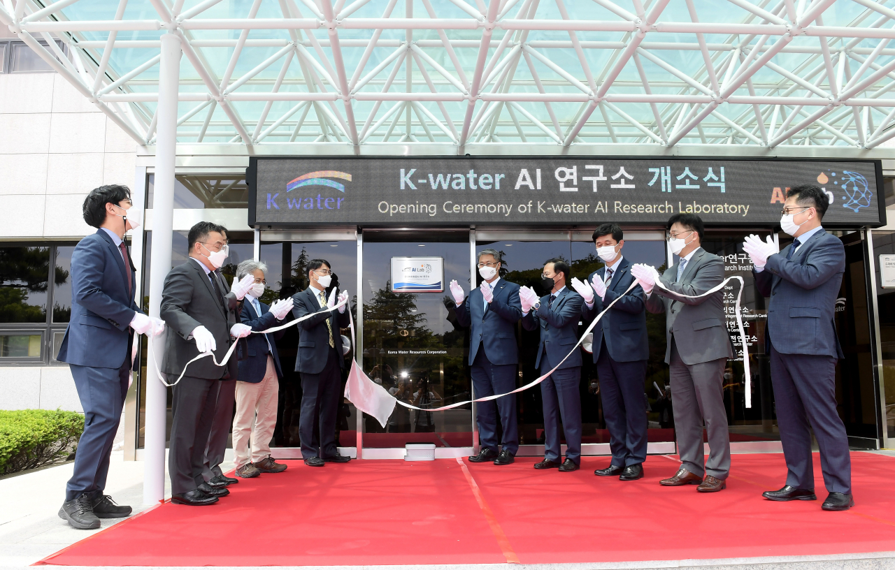 박재현 한국수자원공사 사장(사진 가운데)이 지난 12일 대전시 유성구 K-water 연구원에서 인공지능(AI) 물관리 선도 및 디지털 전환의 체계적인 발판 마련을 위한 AI 연구소를 개소하고, 개소식 참석자들과 함께 현판식을 진행하고 있다. [한국수자원공사 제공]