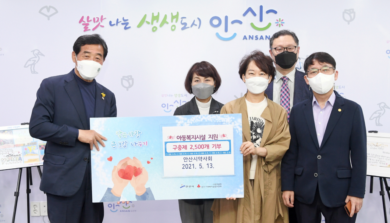 윤화섭 안산시장(왼쪽)이 구충제를 기탁받았다.[안산시 제공]