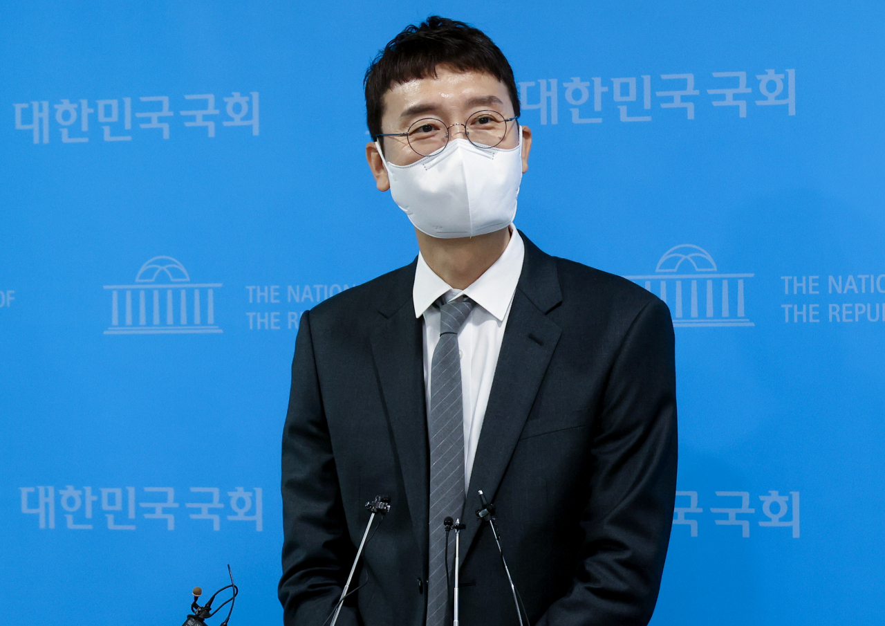 김웅 국민의힘 초선 의원이 13일 서울 여의도 국회 소통관에서 당 대표 경선 출마를 선언한 뒤 취재진과 인터뷰하고 있다. [연합]