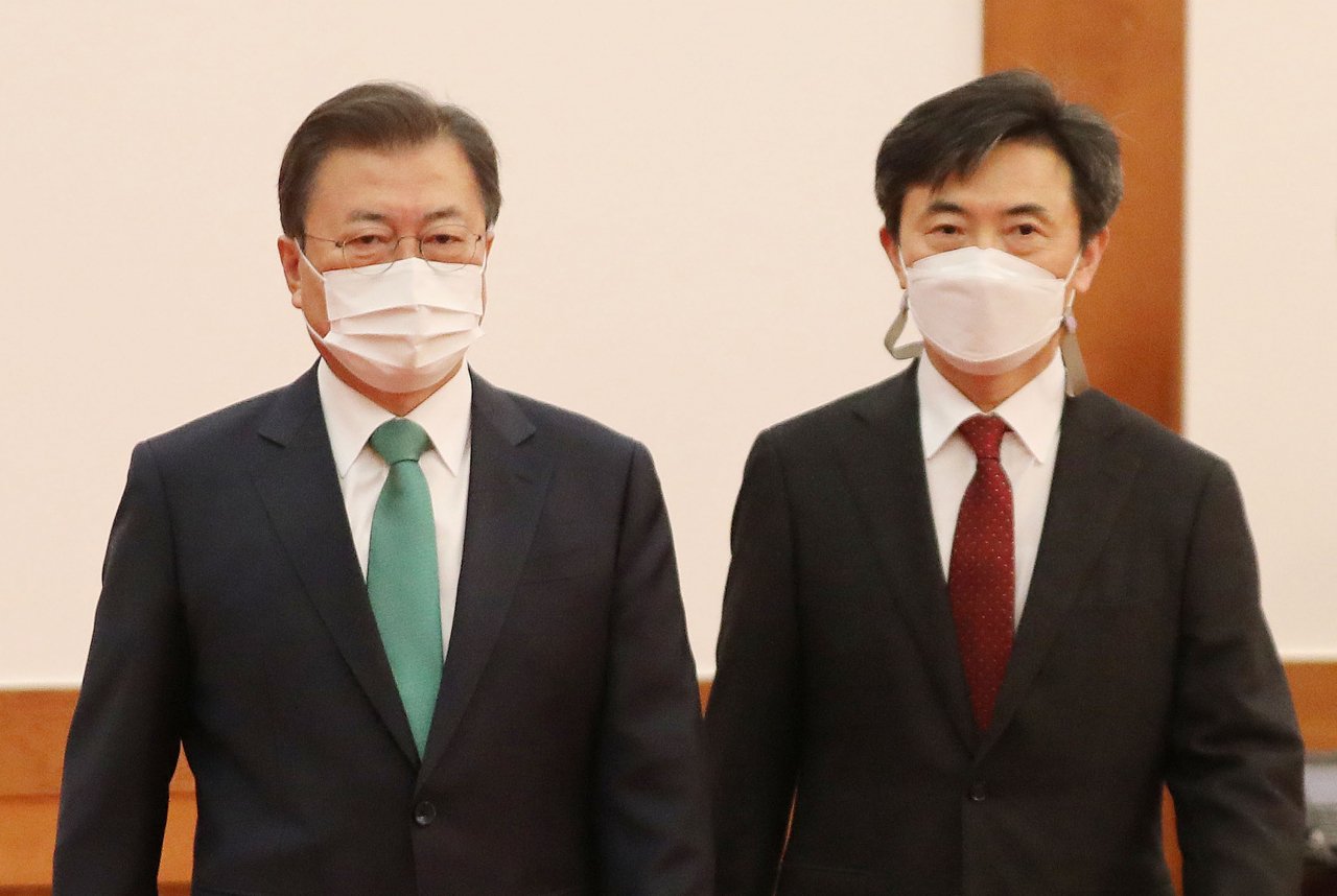 문재인 대통령이 지난 4월 23일 오후 청와대에서 이현주 변호사에게 세월호참사 진상규명 특별검사 임명장을 수여한 뒤 환담장으로 이동하고 있다. [연합]