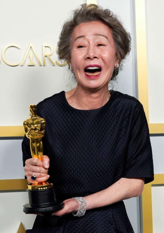 오스카상을 수상한 배우 윤여정씨가 시상식에서 착용했던 다이아몬드 이어링과 팔찌, 사파이어 링이 갤러리아백화점에 전시된다. [로이터]