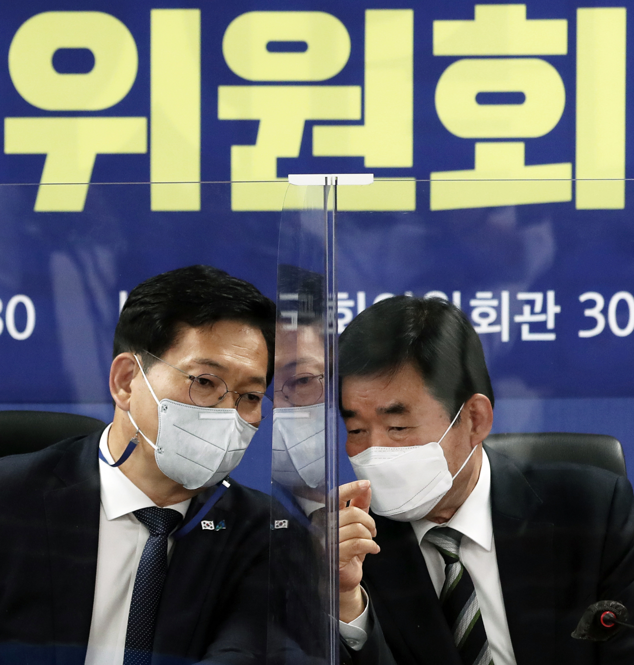 더불어민주당 송영길 대표와 김진표 부동산특별위원회 위원장이 12일 오후 서울 여의도 국회 의원회관에서 열린 부동산특별위원회 회의에서 대화하고 있다. [연합]