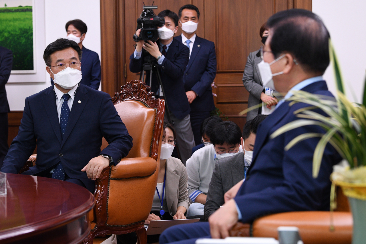 윤호중 더불어민주당 원내대표가 13일 오전 서울 여의도 국회 의장실을 방문해 박병석 의장에게 김부겸 국무총리 후보자 인사청문회 인준안 처리를 위한 본회의 개의를 요청하고 있다. [연합]