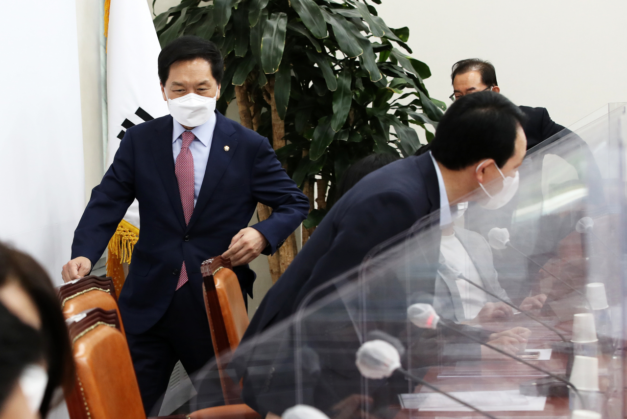 김기현 국민의힘 당 대표 권한대행 겸 원내대표가 13일 서울 여의도 국회에서 열린 비상대책위원회의에 참석하고 있다. [연합]
