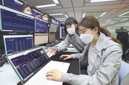KT는 인공지능 기반의 ‘미디어 플랫폼 AI 관제 시스템’을 국내 최초로 상용화했다고 13일 밝혔다. 사진은 서울 영등포구 KT미디어센터에서 연구원들이 미디어 플랫폼을 관제하고 있다.[KT 제공]