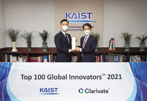 12일 KAIST 대전 본원에서 안성식(왼쪽) 클래리베이트 코리아 대표가 이광형 총장에게 글로벌 100대 혁신기업 트로피를 전달하고 있다. [KAIST 제공]